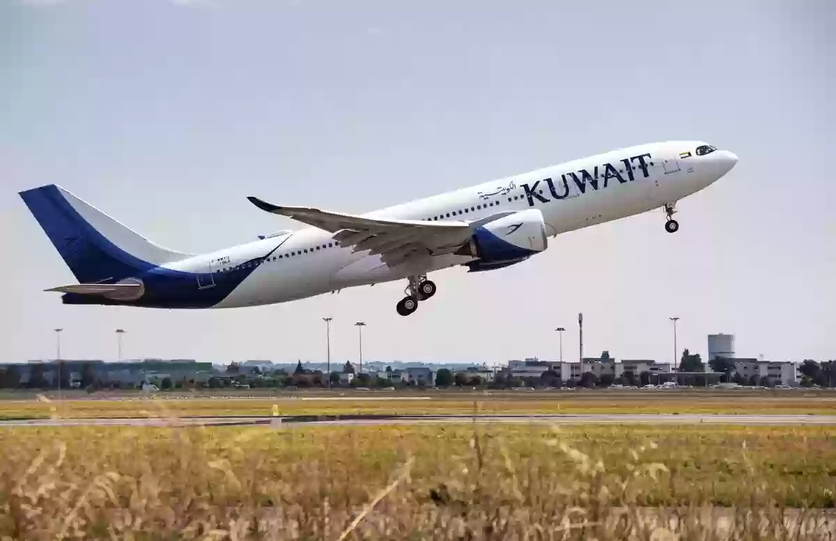كويتيين يطرحون أجنبي أرضًا ويضربونه في رحلة جوية من لندن إلى الكويت